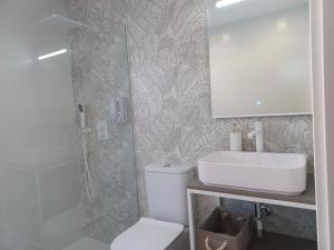 Koupelna v ubytování ESPECTACULAR CASA EN LLAGOSTERA - Costa Brava, CON PISCINA
