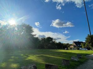 un campo verde con el sol en el cielo en Habitat Himmelgeist, en Düsseldorf