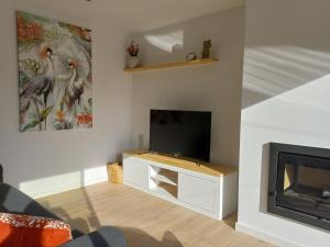 TV a/nebo společenská místnost v ubytování ESPECTACULAR CASA EN LLAGOSTERA - Costa Brava, CON PISCINA