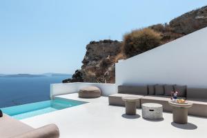 sala de estar con vistas al océano en Andronis Luxury Suites, en Oia