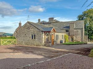 an old stone house with a large driveway at The Chicken Coop - Uk12137 in Hewelsfield