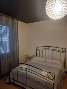 a bedroom with a bed and a chandelier at Casa Leonardo Airport in Azzano San Paolo