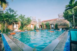 een zwembad in een resort waar mensen zwemmen bij Tam Coc Sky Bungalow in Ninh Binh