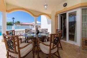 Un comedor con mesa y sillas en Villa Encantada, en Arona