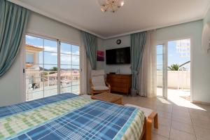 Un dormitorio con una cama y vista al mar. en Villa Encantada, en Arona 52 fotos más