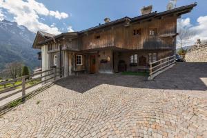 una casa con una gran entrada delante de ella en Ciasa Sommavilla Calendula, en Vigo di Fassa