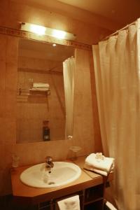 Koupelna v ubytování Ariston Hotel + 37 fotografií
