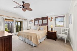 Un dormitorio con una cama y un ventilador de techo. en Villa De La Mar at Casey Key, en Nokomis 46 fotos más