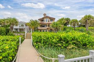 una casa en la playa con un paseo marítimo delante en Villa De La Mar at Casey Key, en Nokomis