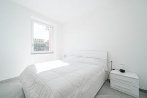 - une chambre blanche avec un lit blanc et une fenêtre dans l'établissement NEW!Central Apt 5 min walk from the metro Brignole, à Gênes