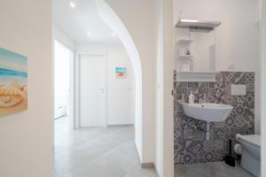 uma casa de banho com um lavatório e um WC em NEW!Central Apt 5 min walk from the metro Brignole em Génova
