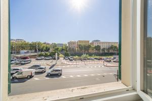 uma vista de uma janela de um parque de estacionamento em NEW!Central Apt 5 min walk from the metro Brignole em Génova