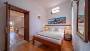 un dormitorio con una cama en una habitación en Casa Margarita 2, en Mala