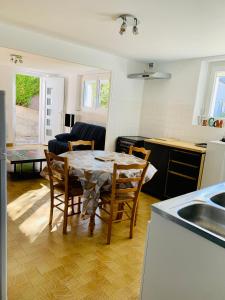 Kuchyň nebo kuchyňský kout v ubytování Appartement quartier calme