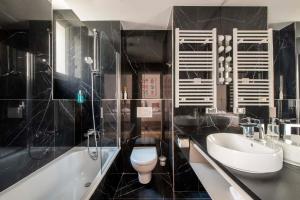 Koupelna v ubytování LE BEAU MARAIS - Luxury Apartments, AIR COND, LIFT + 37 fotografií