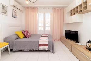- une chambre avec un lit et une télévision à écran plat dans l'établissement Espanatour ALECIA, à Torrevieja