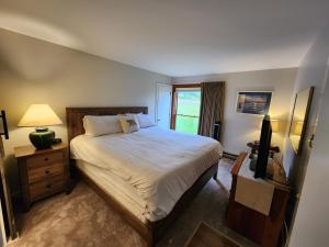 ein Schlafzimmer mit großem Bett und Fenster in der Unterkunft Trail Creek: Walk to lifts, ski home! Closest unit to lifts, ski home trail, sports center in Killington + 17 Fotos