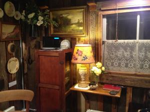 una lámpara en una mesa junto a una ventana en Devon Cottage, en Bowral