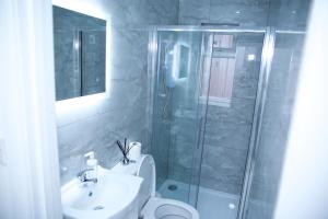 ein Badezimmer mit Dusche, Toilette und Waschbecken in der Unterkunft Apartment - Sleeps 5 & Free Parking in Harrow + 10 Fotos