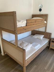 a pair of bunk beds in a room at Overnattingsrom Rudshøgda in Eriksrud