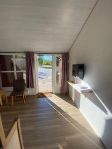 a room with a living room with a tv and a couch at Overnattingsrom Rudshøgda in Eriksrud