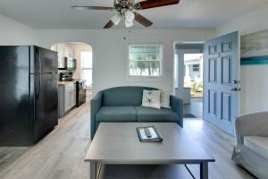 - un salon avec un canapé et une table dans l'établissement Silver Sands, à St. Pete Beach