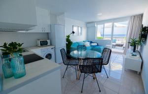 cocina y sala de estar con mesa y sillas en Mar Azul Fuerteventura, en Morro del Jable