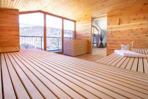 ルーポルディングにあるHELDs Vitalhotelの木製の部屋に大型ベッドが備わるベッドルーム1室が備わります。