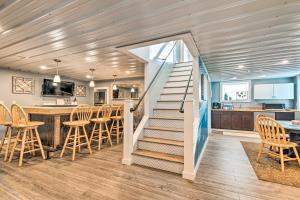 eine Küche und ein Esszimmer mit einer Treppe in einem Haus in der Unterkunft The Windmill House Peaceful Country Getaway in Klingerstown