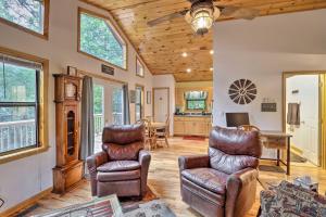 een woonkamer met lederen stoelen en een tafel bij Cozy Murphy Cabin Retreat with Deck and Fire Pit! in Salem