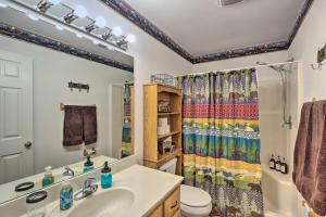 een badkamer met een wastafel en een douche bij Cozy Murphy Cabin Retreat with Deck and Fire Pit! in Salem +18 foto's