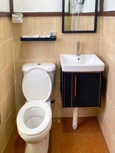 uma casa de banho com um WC e um lavatório em Pavalintang Resort em Semporna