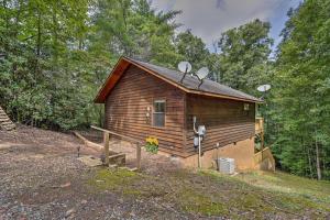 een kleine hut met satellieten aan de zijkant ervan bij Cozy Murphy Cabin Retreat with Deck and Fire Pit! in Salem