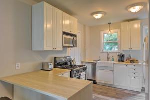 Köök või kööginurk majutusasutuses Charming Cincinnati Home Less Than 10 Mi to Downtown!