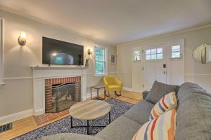 Televiisor ja/või meelelahutuskeskus majutusasutuses Charming Cincinnati Home Less Than 10 Mi to Downtown!