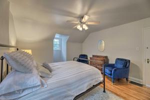 Voodi või voodid majutusasutuse Charming Cincinnati Home Less Than 10 Mi to Downtown! toas