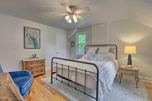 Voodi või voodid majutusasutuse Charming Cincinnati Home Less Than 10 Mi to Downtown! toas
