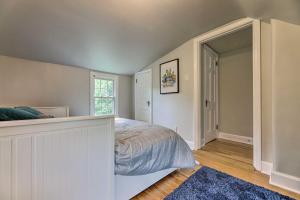 Voodi või voodid majutusasutuse Charming Cincinnati Home Less Than 10 Mi to Downtown! toas