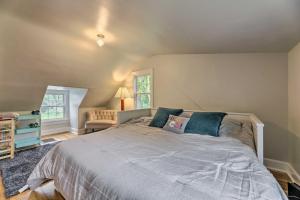 Voodi või voodid majutusasutuse Charming Cincinnati Home Less Than 10 Mi to Downtown! toas
