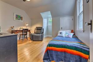 Voodi või voodid majutusasutuse Charming Cincinnati Home Less Than 10 Mi to Downtown! toas