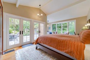 um quarto com uma cama e portas de vidro deslizantes em Magic Garden em Arcata