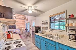 Kuchyň nebo kuchyňský kout v ubytování Charming Higden Cabin Near Greers Ferry Lake!