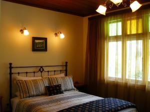 Tempat tidur dalam kamar di Holly Homestead B&B