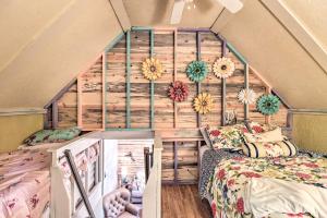 Postel nebo postele na pokoji v ubytování Charming Higden Cabin Near Greers Ferry Lake!