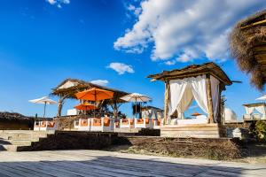 un lugar de celebración de bodas en la playa con sombrillas en Bethel BioLuxury Tatacoa Desert, en Neiva