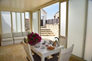 un tavolo con set per la preparazione del tè su un balcone di Trullo delle Querce Suite Private Pool a Martina Franca
