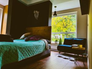 - une chambre avec un lit et une fenêtre dans l'établissement Apartament Kurort Kozubnik Wilcza Wataha, à Porąbka