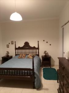 1 dormitorio con cama de madera y vestidor en Casa Sol en Carrapateira