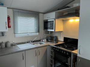 Η κουζίνα ή μικρή κουζίνα στο AMETHYST 25 +6 φωτογραφίες