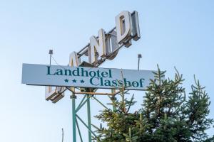 ヴィリッヒにあるLandhotel Classhofの冥琴ガラスの馬鹿ネオンサイン